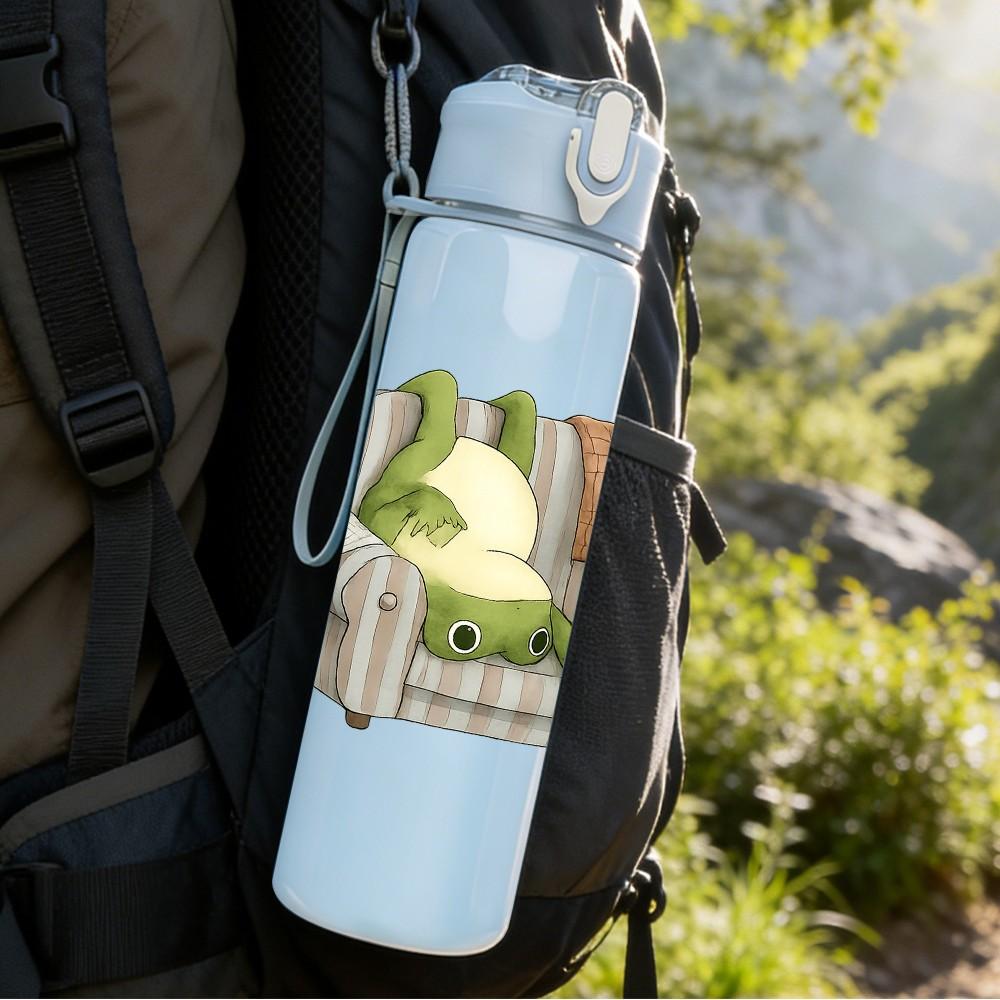 1PC Sofa Twin Relaxed Frogs 750ml Color Plastic Sports Water Bottle Leakproof Flip Straw Lid Suitable for Sports Office Home Use