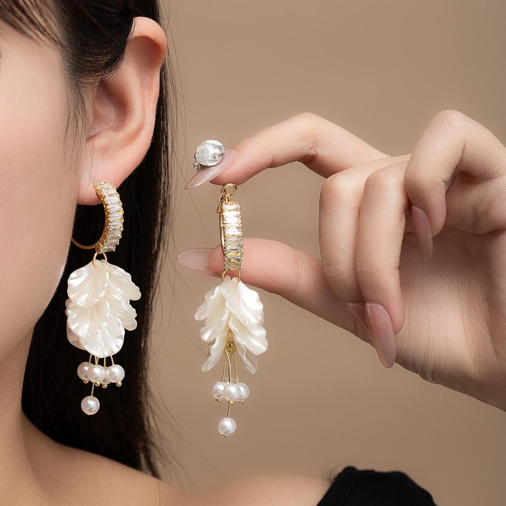 Super Fairy Shell Petal Earrings, Light Luxury Vacation Style Zircon Fringed Earrings, Elegant Temperament Pearl Stud Earrings