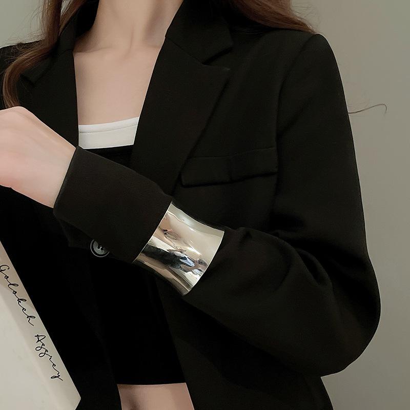 European Cold Style High-End Metal Pleated Bangle: Luxury Women's Temperament Bracelet