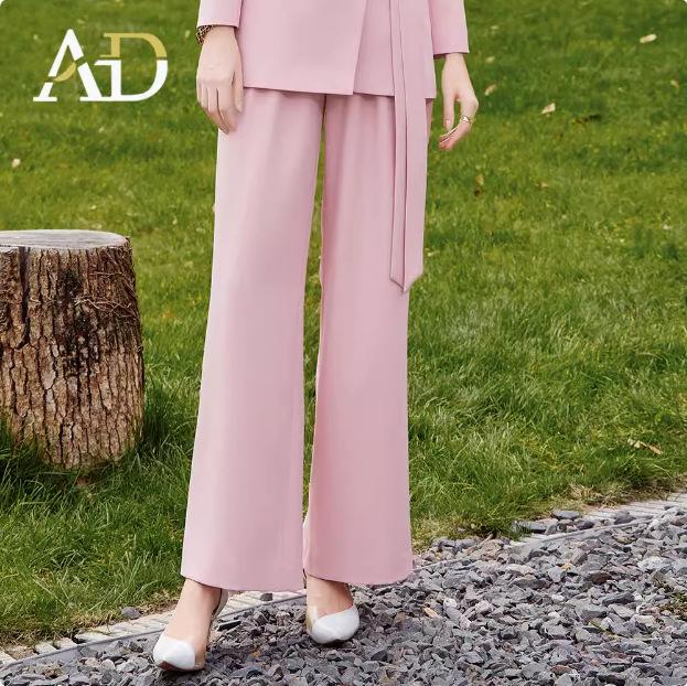 

Женский розовый блейзер с поясом и зауженные брюки широкого кроя - деловая одежда для студенток Small