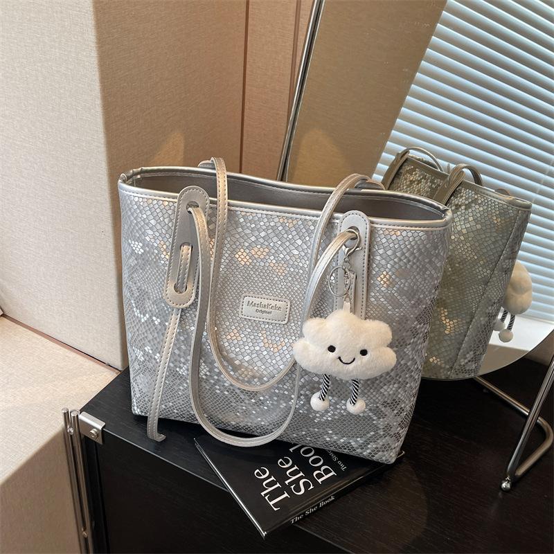 Large-capacity commuter tote bag women's fashion versatile shoulder bag new niche simple leisure bag