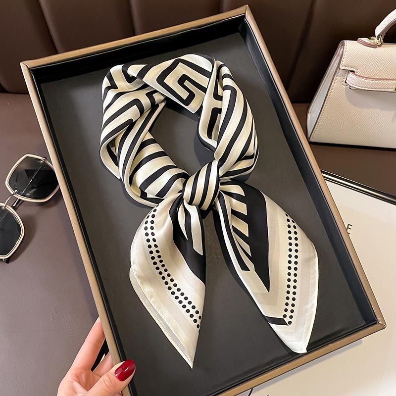 

Korean Fashion Minimalist Black & White Meander Pattern Silk Neckerchief Scarf 70*70cm коричневий/синій