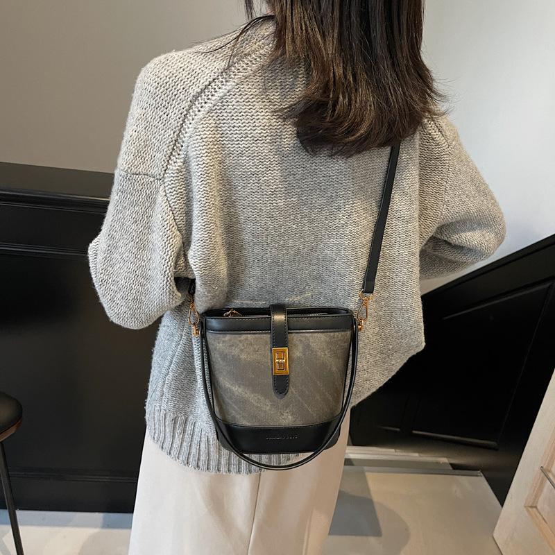 

Bags Women s Handbags Niche Design 2025 Fashion Bucket Bags Leopard Print Series Portable Shoulder 20*10*20 чёрный