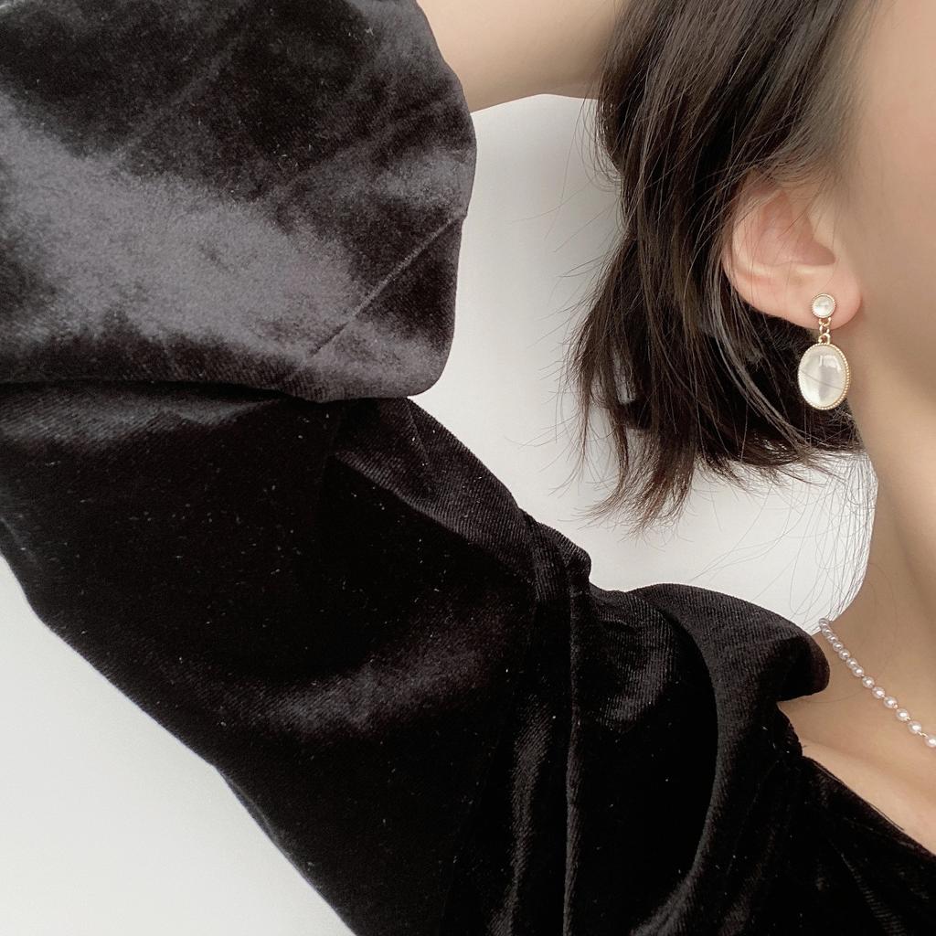 Elegant Exquisite White Moonlight Cat Eye Stone Stud Earrings for Women Fashion Jewelry Luxury Wedding Party Ear Clip C223 Gifts