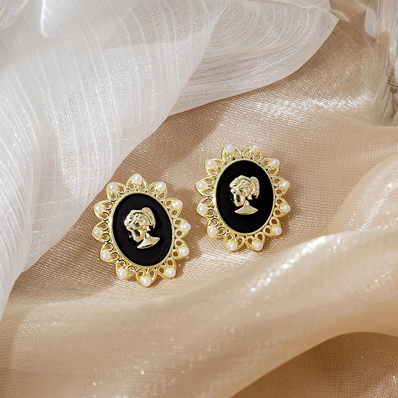 Wind Retro Relief Beauty Stud Earrings Tide Metal Lace Earrings French Celebrity Earrings