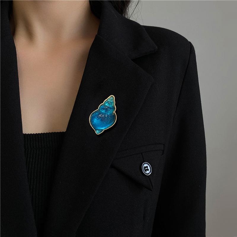 New Creative Women Girls Classic Conch Rhinestone Glass Brooches Pins Delicate Design Lady Elegant Suit Office Accessories