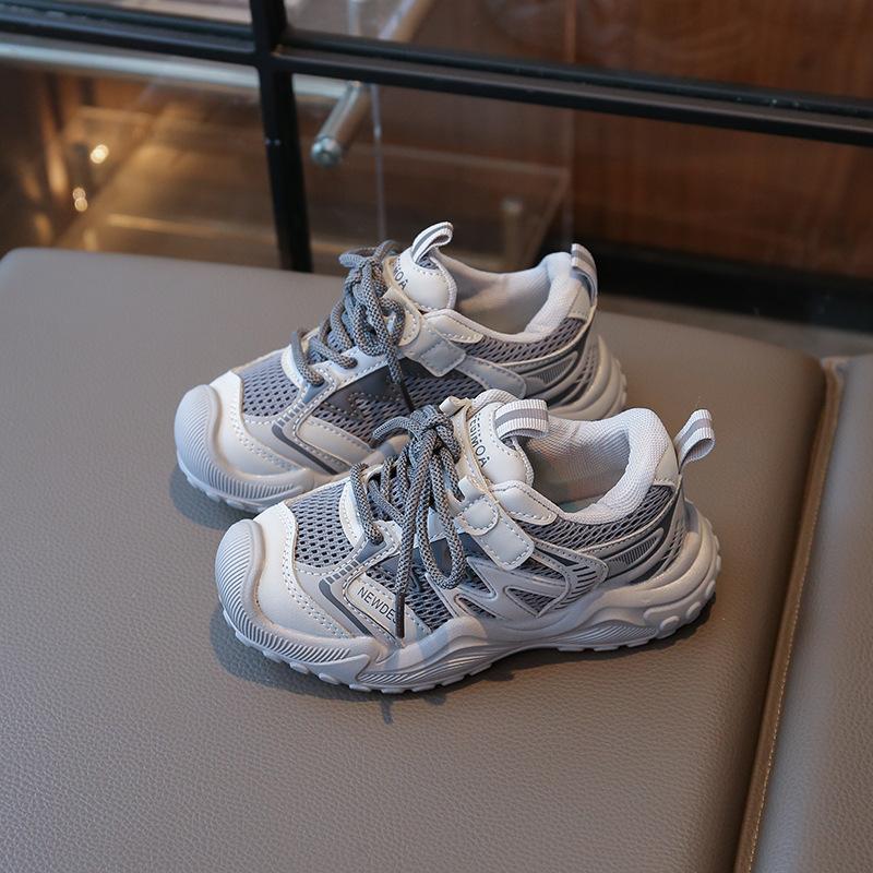 

Детская спортивная обувь 2025 осень новая дышащая детская обувь для бега нескользящая мягкая подошва обувь для детей среднего и старшего возраста кроссовки папины кроссовки 26 серый