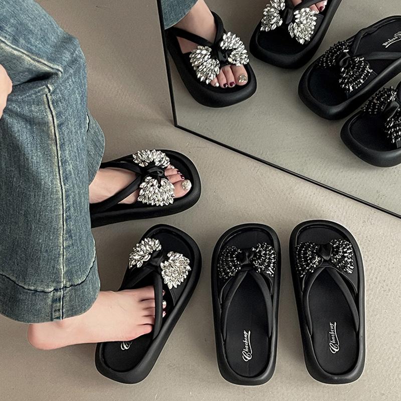 Fashion round head thick-soled slippers women's summer Korean version versatile and beautiful temperament casual rhinestone muffin sandals one-word d