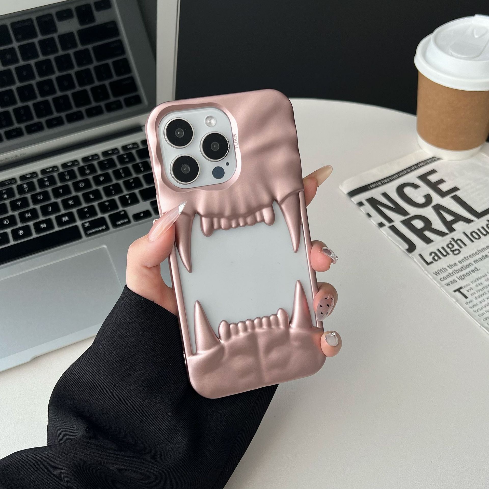 

Полый отвод тепла Плиссированный Гальванизированный Зубы тигра Подходит для чехла для мобильного телефона iPhone 16 Apple 15 Матовый 14 Защитный чехол iPhone13