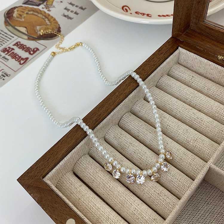 This short pearl necklace is a niche design for women. It features a light and luxurious collarbone chain with beads