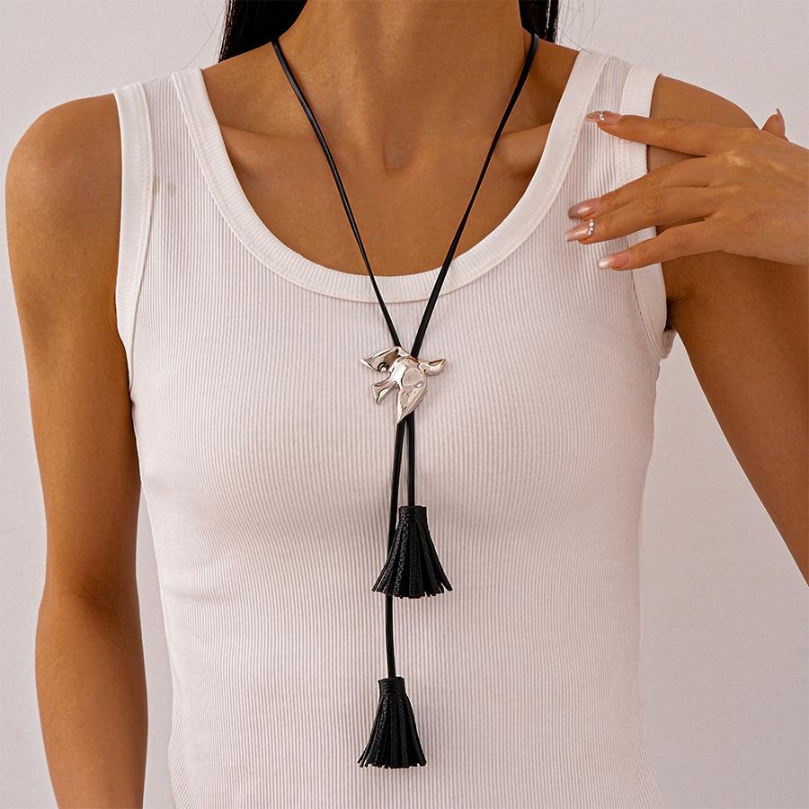 

2025 Black Pu Leather Long Chain Metal Peace Dove Necklace for Women Fashion Jewelry Adjustable Pendants Daily Accessories Gifts