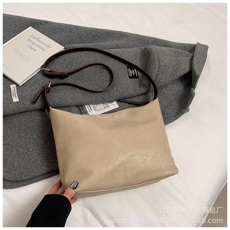 

Large capacity bag women s autumn versatile 2025 new fashion retro shoulder messenger bag simple commuter tote bag хакі