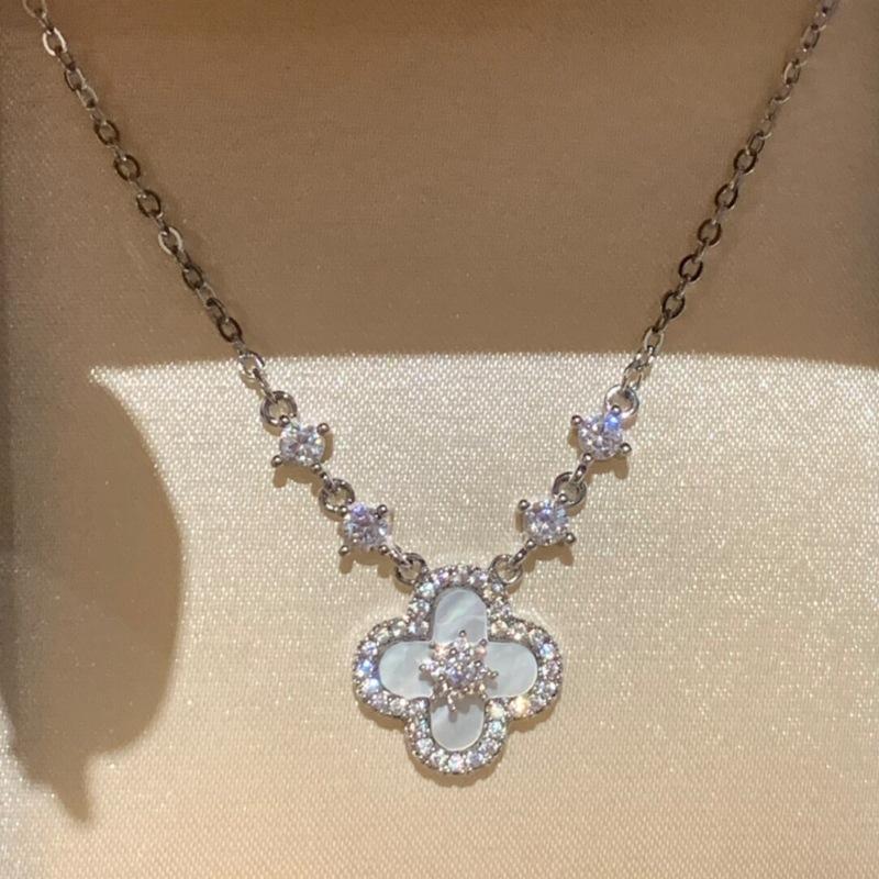 Retro High-End Feeling Full Of Diamond Powder Fritillary Four-Leaf Clover Necklace Niche Design Exquisite And Sweet Temperament Collarbone Chain