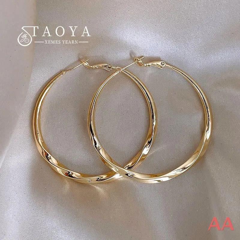 

Luxurious And Sophisticated Earrings, Trendy Stud Earrings With A Retro Feel. One Size золотий