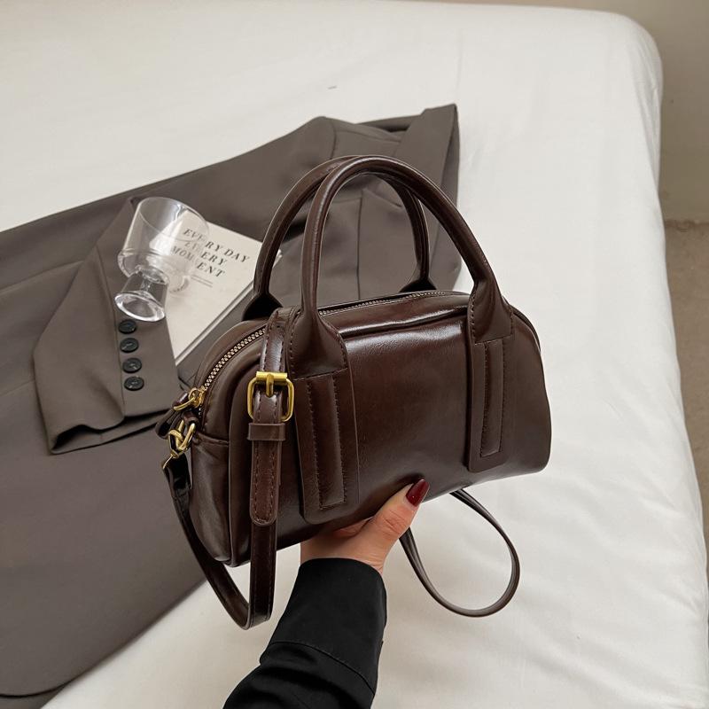 

Новая сумка-бостон 2025 осень и зима модная текстура женская корейская версия тренд сумка через плечо простая повседневная косая темно-коричневого