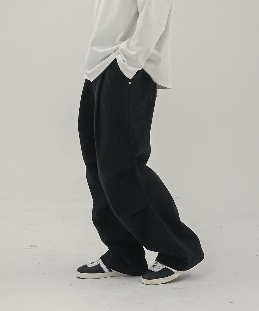 Deoseutoli Pintuck Parachute Pants (Black)