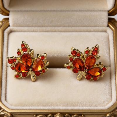 Rote Ahornblatt-Ohrstecker im koreanischen Stil - Trendige und einzigartige Vintage-Ohrstecker