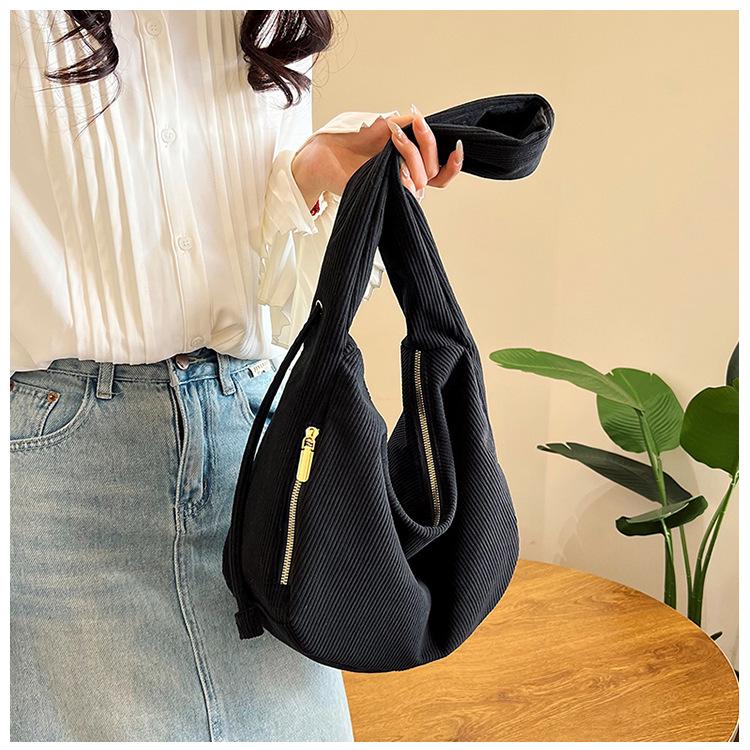 Trendige Cord Schultertasche mit Falten für Damen - Kollektion 2025