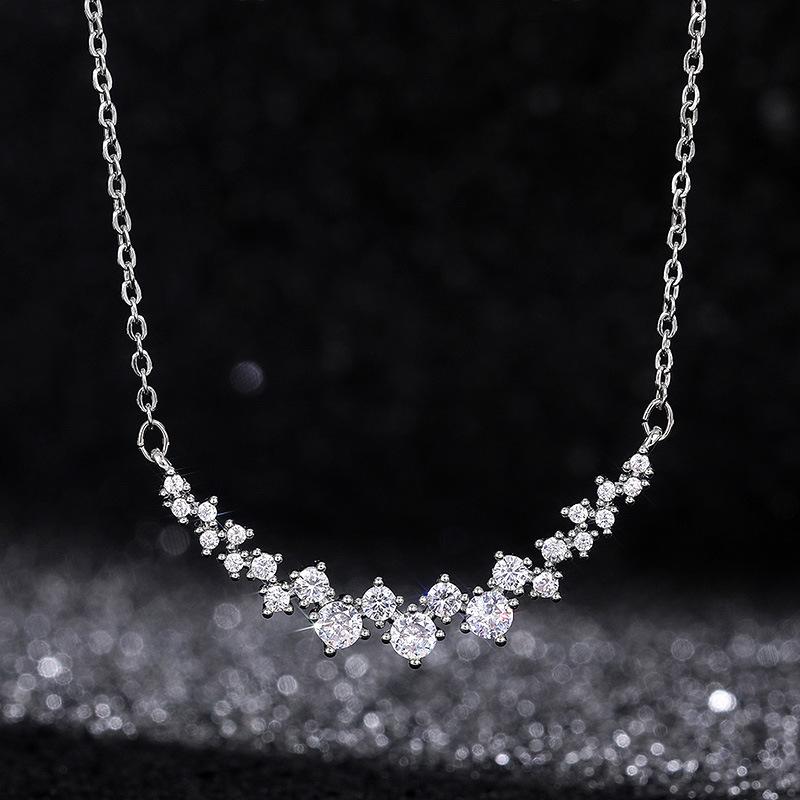 Ladies' Pendant Necklace, Inlaid with Gradient Transparent Cubic Zirconia, Minimalist Curved Design, Exquisite Daily Necklace, Birthday Gift