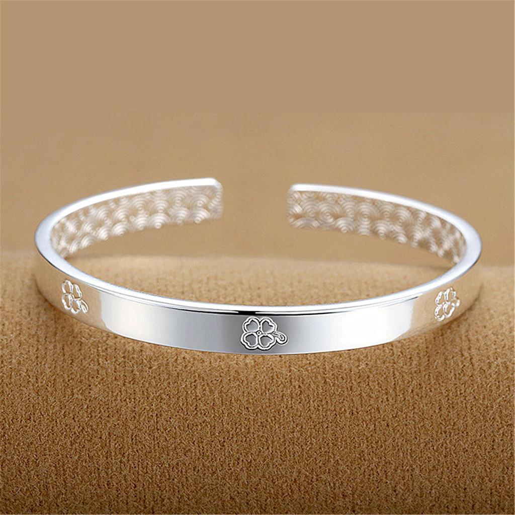 Glänzendes koreanisches minimalistisches Armband mit vierblättrigem Kleeblatt – Glücksbringend, vielseitig und stilvoll
