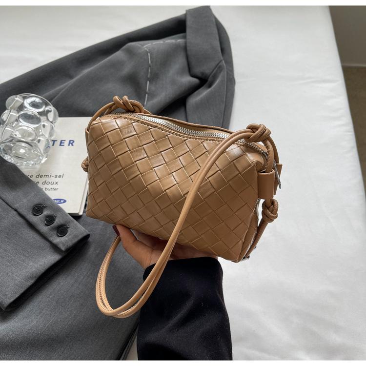 

Летняя нишевая портативная плетеная сумка женская 2025 новая модная универсальная сумка-мессенджер на одном плече сумка-подмышка сумка-подушка хаки