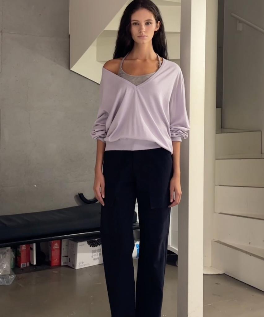 ANDNEEDS Cowl Deep V-Neck Knit (Lavender)