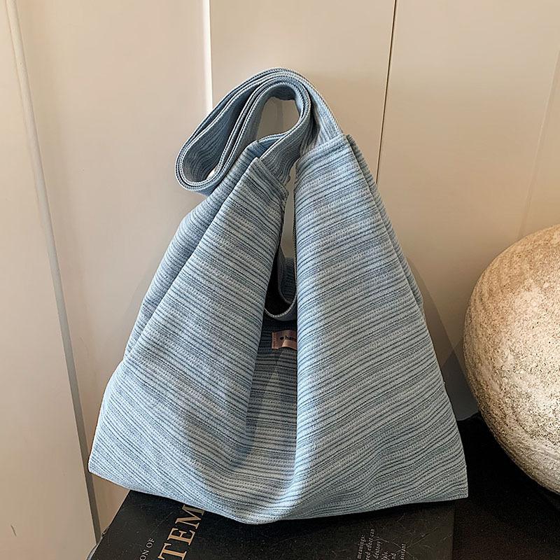 Fashionable, simple, casual, large-capacity shoulder bag, 2026 spring/summer new commuting versatile niche bag for women
