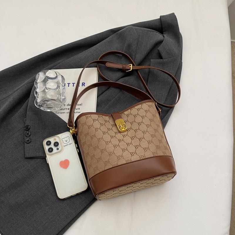 Retro bag season new niche trendy shoulder bag 2025 autumn bucket bag premium casual messenger bag