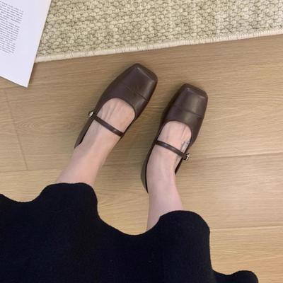 Chaussures Mary Jane rétro françaises à bout carré pour femmes automne 2024 nouveaux modèles avec jupes mot doux avec chaussures plates