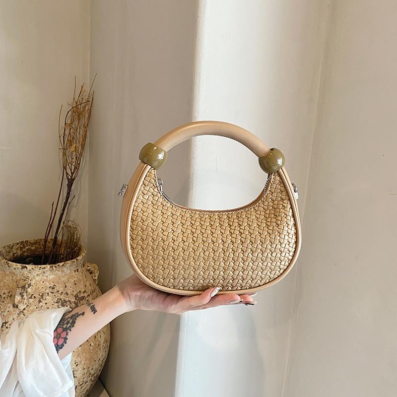 IELGY Retro Woven Messenger Bag Niche Design Portable Commuter Dumpling Bag