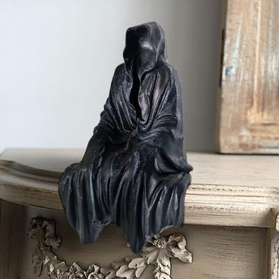 Pryskyřičná socha Smrtky Umění Dekorativní stolní figurka Ozdoby Záhadný muž sedící pro domácí stolní dekoraci