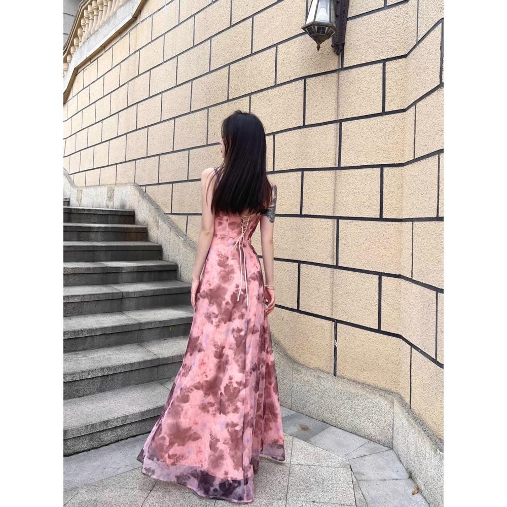 Letní Spice Girls jsou krásné, šaty na ramínka s vycpávkou na prsou, ušlechtilý temperament, pas a štíhlé, květinové šaty v prázdninovém stylu