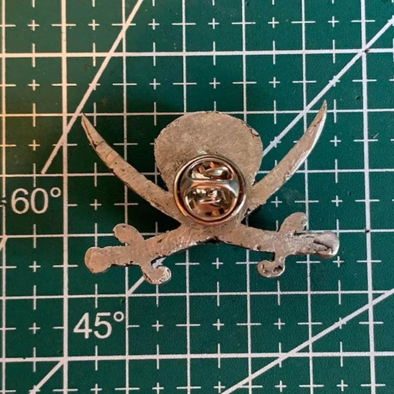 Retro Skull Daggers Cross Sword Brooch Gothic Horror Skeleton Badge Lapel Pins Statement Metal Brooches Gift for Boys