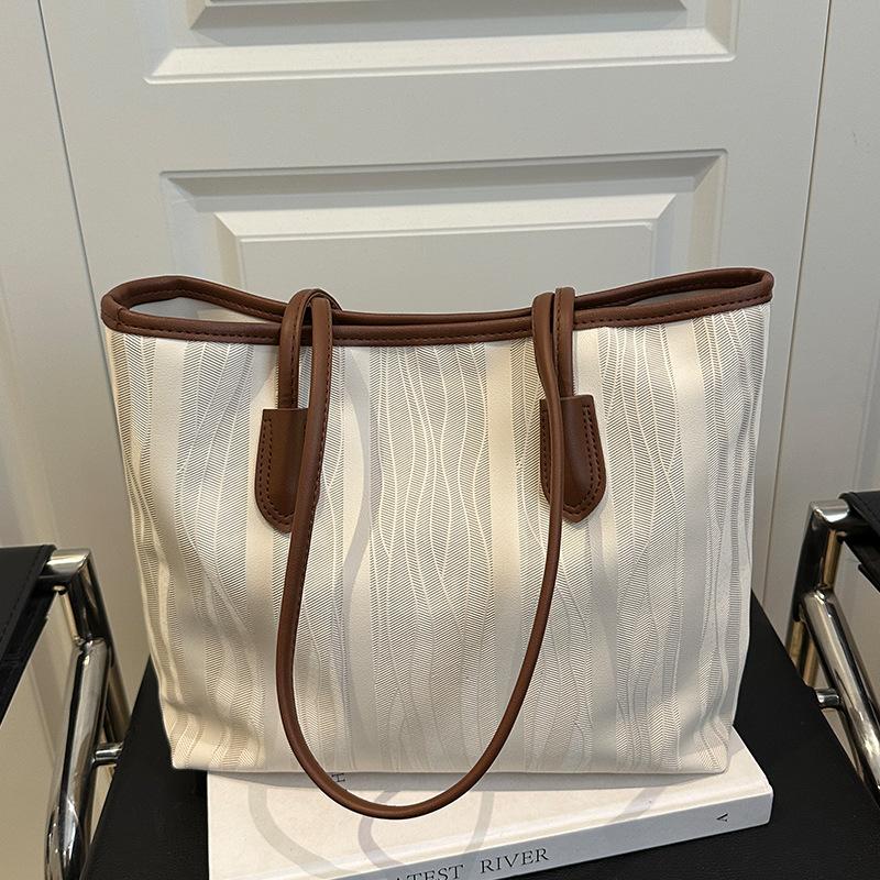 

Casual splicing fashionable large-capacity pendant 2025 spring new fashion commuting texture casual shoulder tote bag women білий