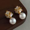 Classic three-dimensional flower cluster pearl stud earrings drooping elegant and smart pearl earrings high-grade elegant and versatile daily earrings