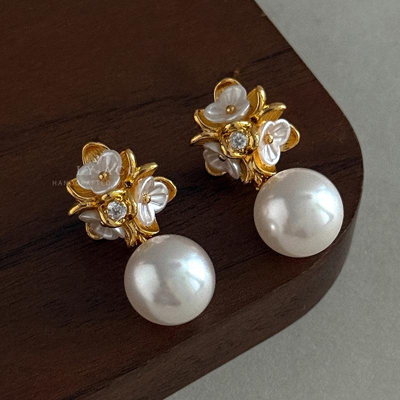 Classic three-dimensional flower cluster pearl stud earrings drooping elegant and smart pearl earrings high-grade elegant and versatile daily earrings