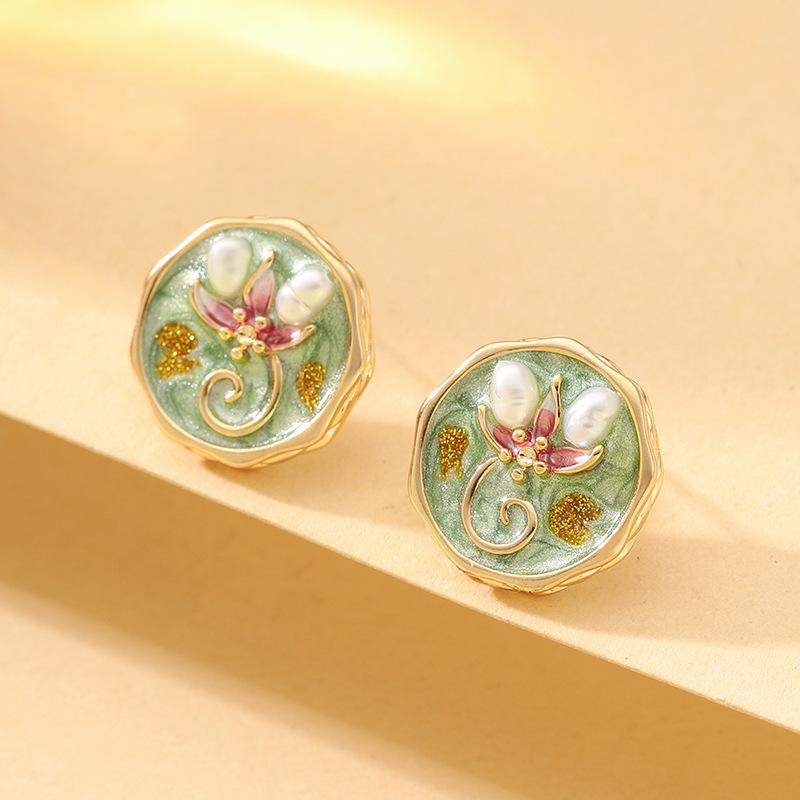 French Gentle Temperament Small Fragrant Enamel Drop Glaze Inlaid Pearl Flower Stud Earrings Light Luxury Elegant High-end Earrings Women