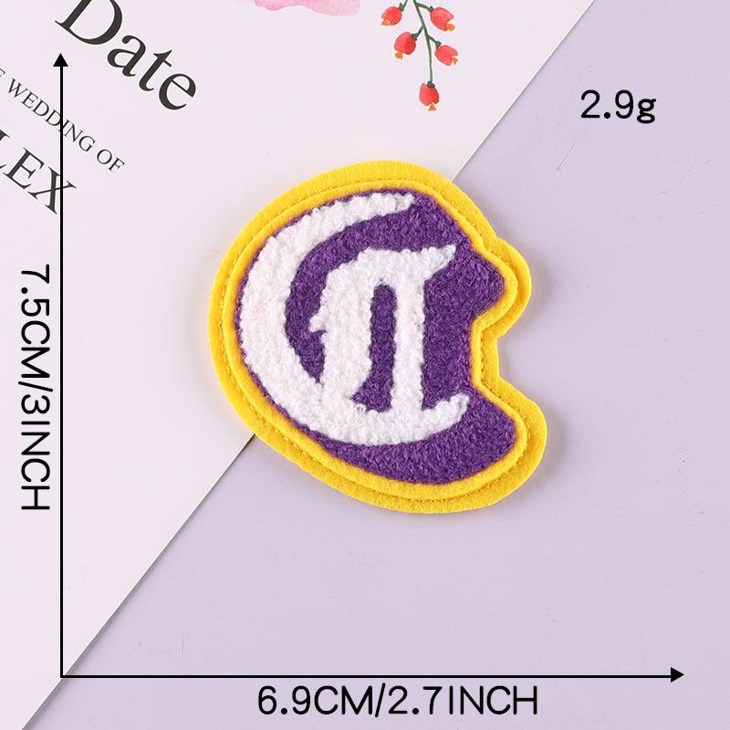 Etykieta z haftem komputerowym Haft na ręczniku Naszywka z alfabetem angielskim Akcesoria odzieżowe Etykieta materiałowa Naszywka samoprzylepna Naklejka Haftowana naszywka materiałowa