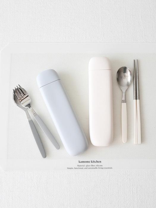 силиконовый детский футляр для столовых приборов kamomekitchen ivory