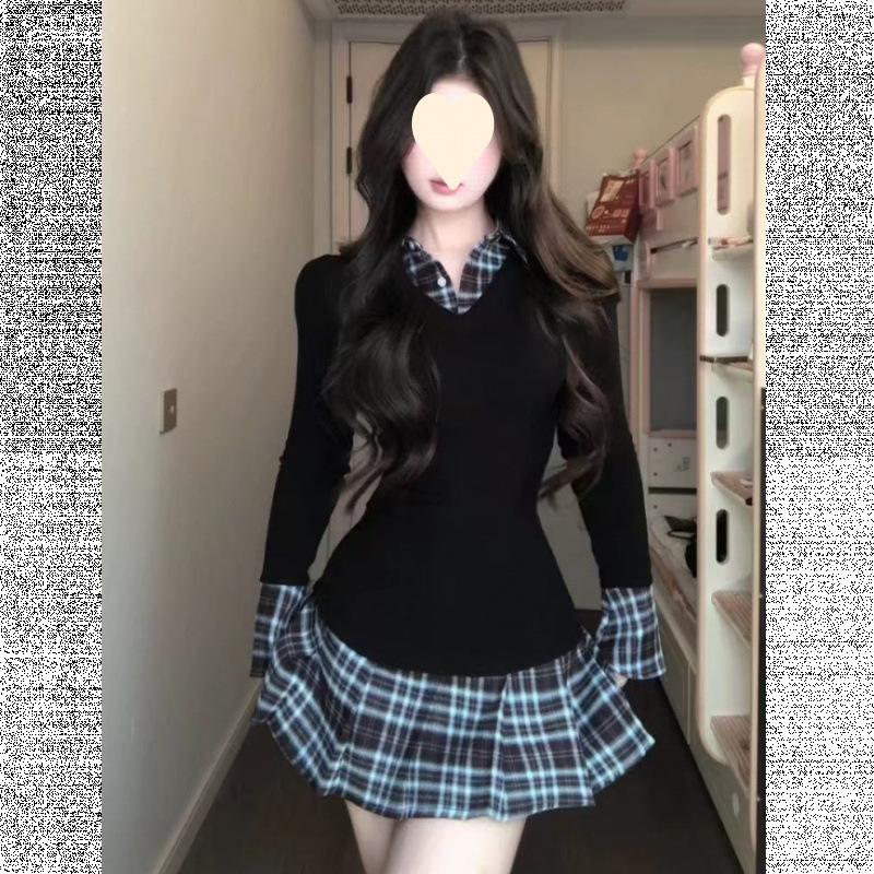 Beliebtes Outfit im frühen Herbst: schmal geschnittene Kleider im College-Stil, plissierte Miniröcke im Frühling.