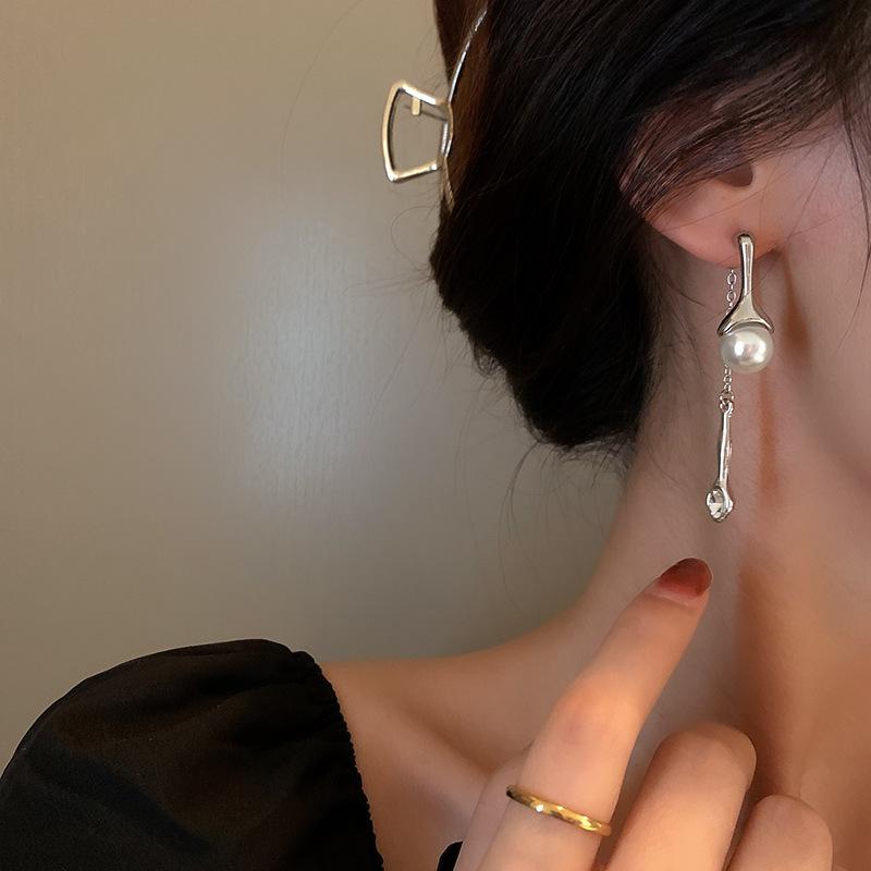 Fashion Design Irregular Metal Long Drop Earrings Women Pearl Chain  Asymmetric Elegant Pearl Boucle Jewelry