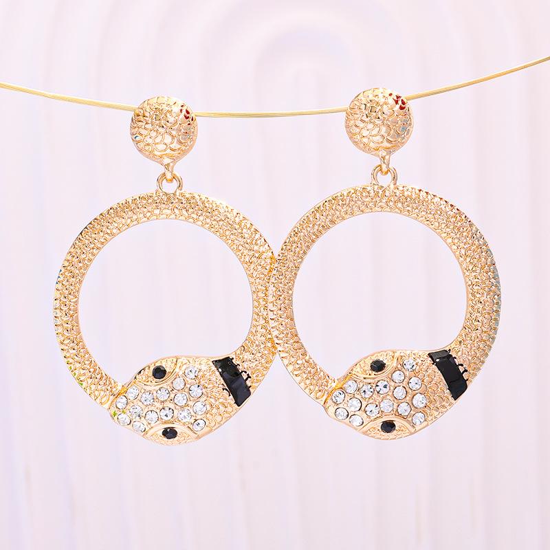 

Модные Универсальные Серьги-гвоздики из сплава с геометрическим круглым текстурным узором и головой змеи с бриллиантом для женщин золотой