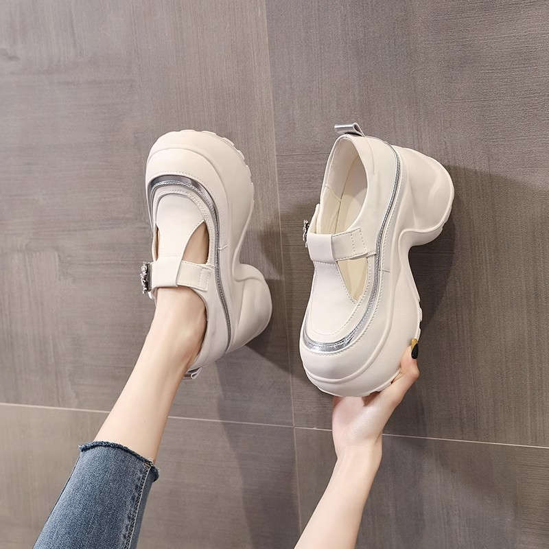 The small man has a thick bottom and a height of 9cm, and wears a bag head slipper for women in the summer of 2025. The new muffin has a foot on the l