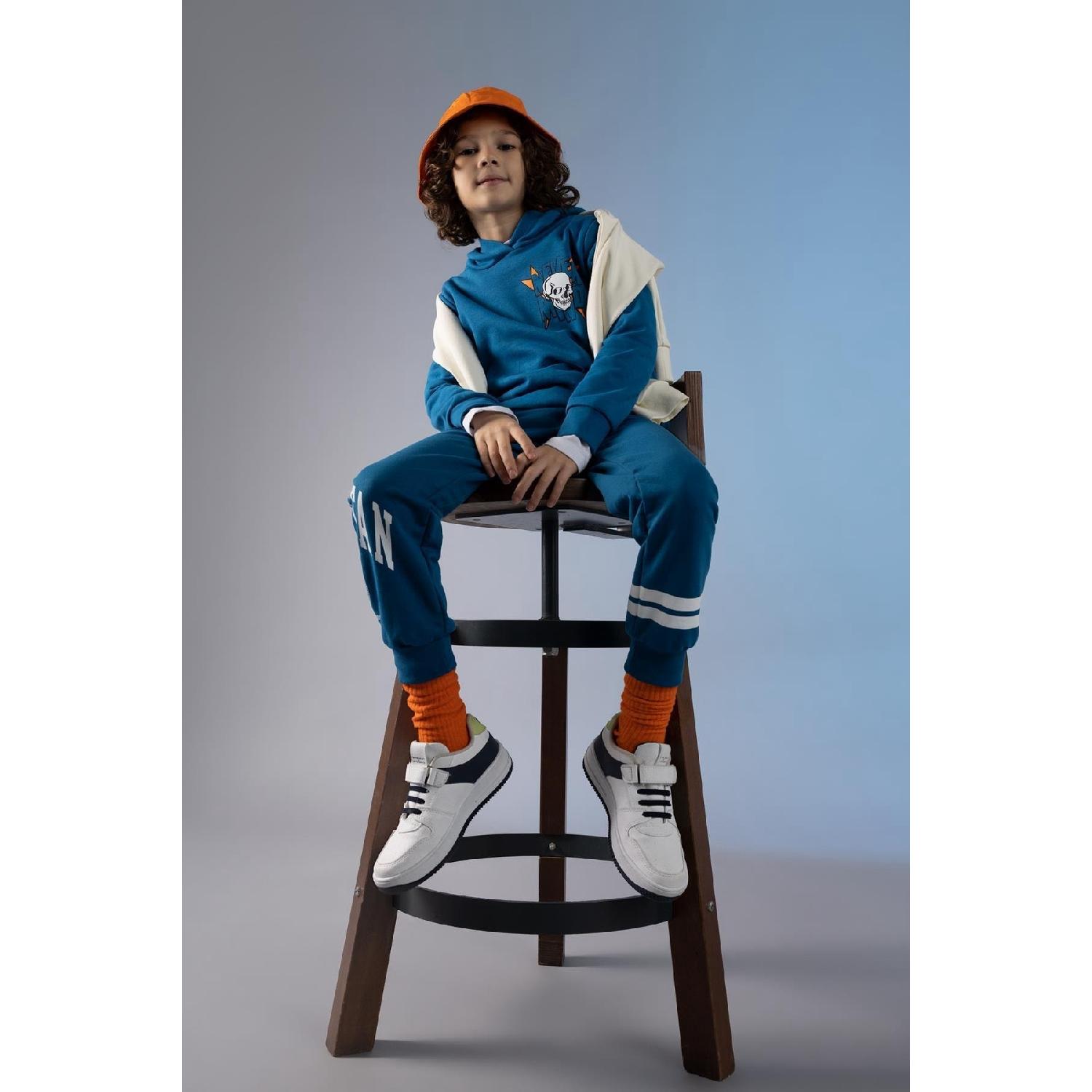 

Подзаголовок спортивного костюма мальчика-джоггера