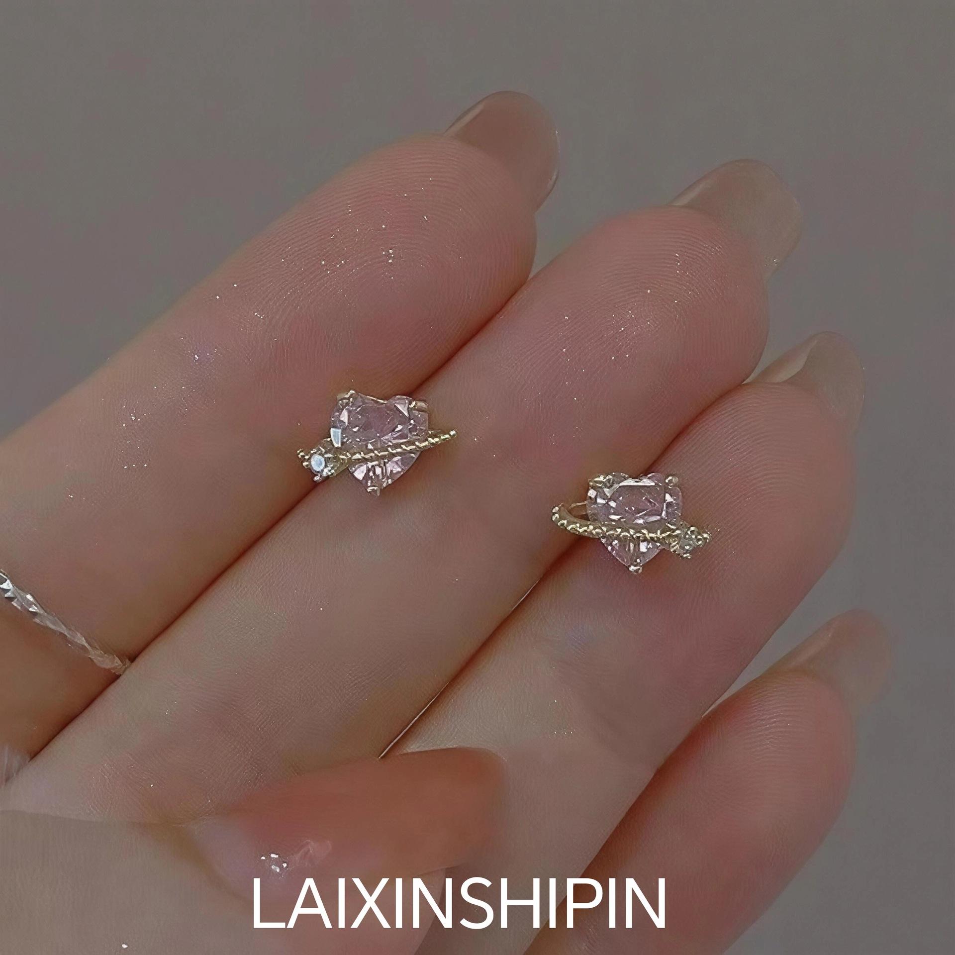 Новые серьги-гвоздики в ухо для девочек Сладкие и крутые Розовые циркониевые серьги Ins Простой дизайн Позолоченное Сердце 2Pcs белый