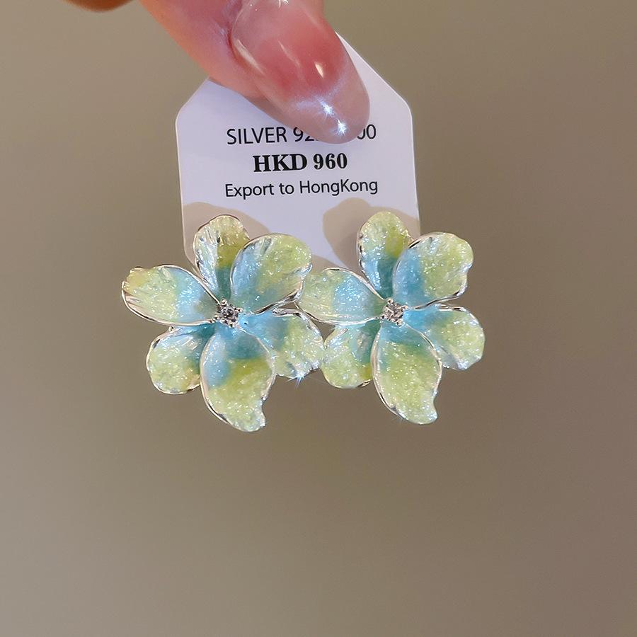 Seaside vacation wind gradual change oil painting wind petal stud earrings small fresh sweet earrings light luxury niche high sense earrings