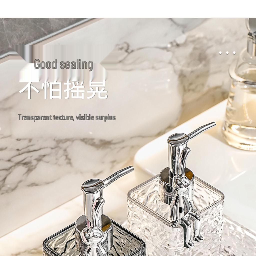 Dávkovač na pěnové mýdlo na ruce a šampon