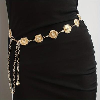 Ein Damen Süßes Metall Gänseblümchen Geschnitzt Modisches Europäisches und Amerikanisches Kleid mit einer Dekorativen Taillenkette