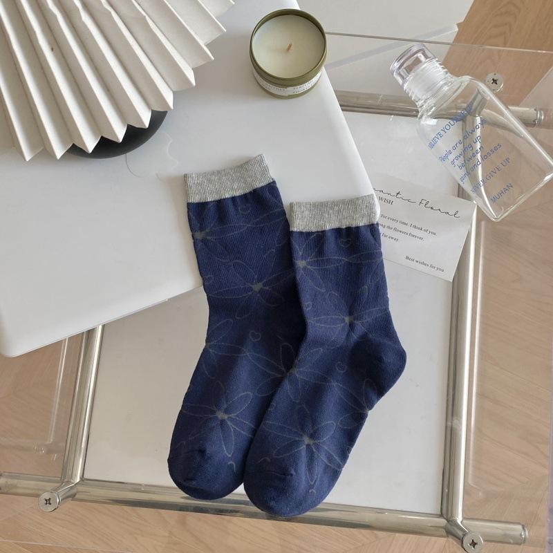 

Женские весенне-осенние ретро темно-зернистые стерео рельефные кружевные носки с роликовым краем в рубчик 1 pair