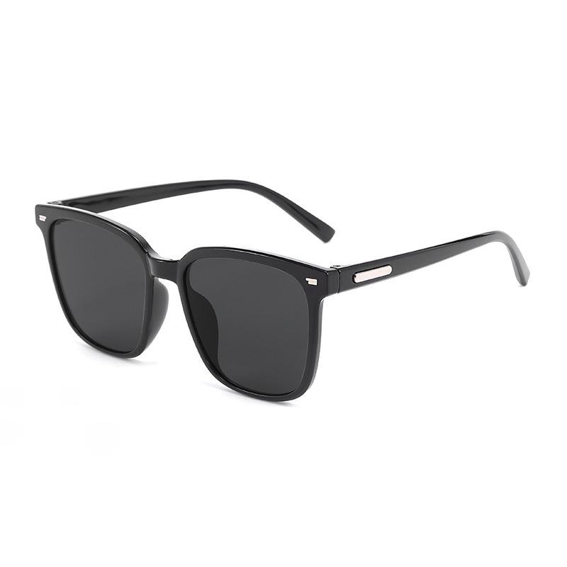 Gafas de sol elegantes de ojo de gato: Montura negra unisex, diseño adelgazante para rostros grandes, elegante protección solar.